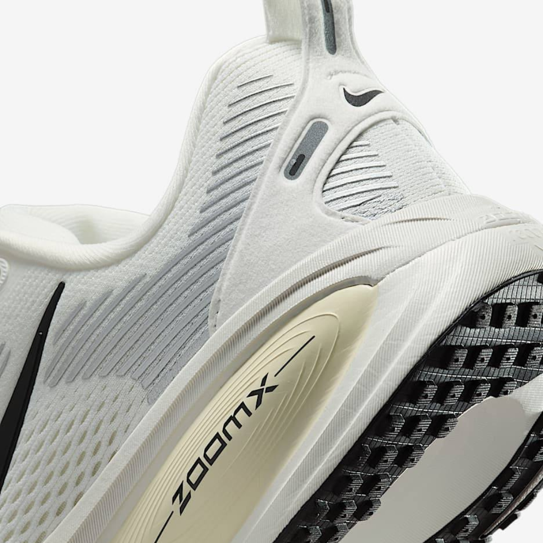 Tênis Nike Vomero 18 - Branco/Bege