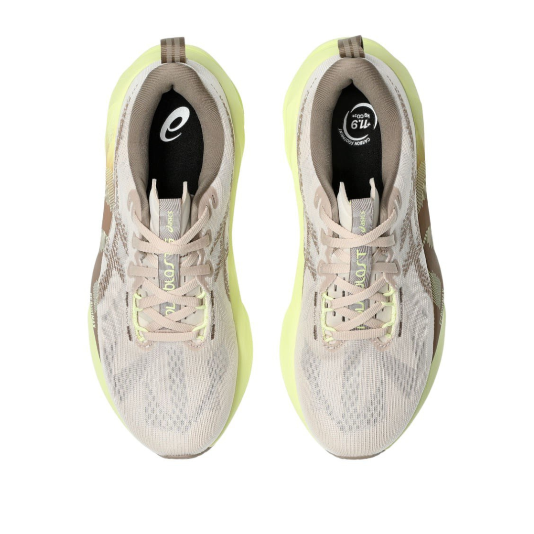 Tênis Asics Novablast 5 - Bege/Marrom
