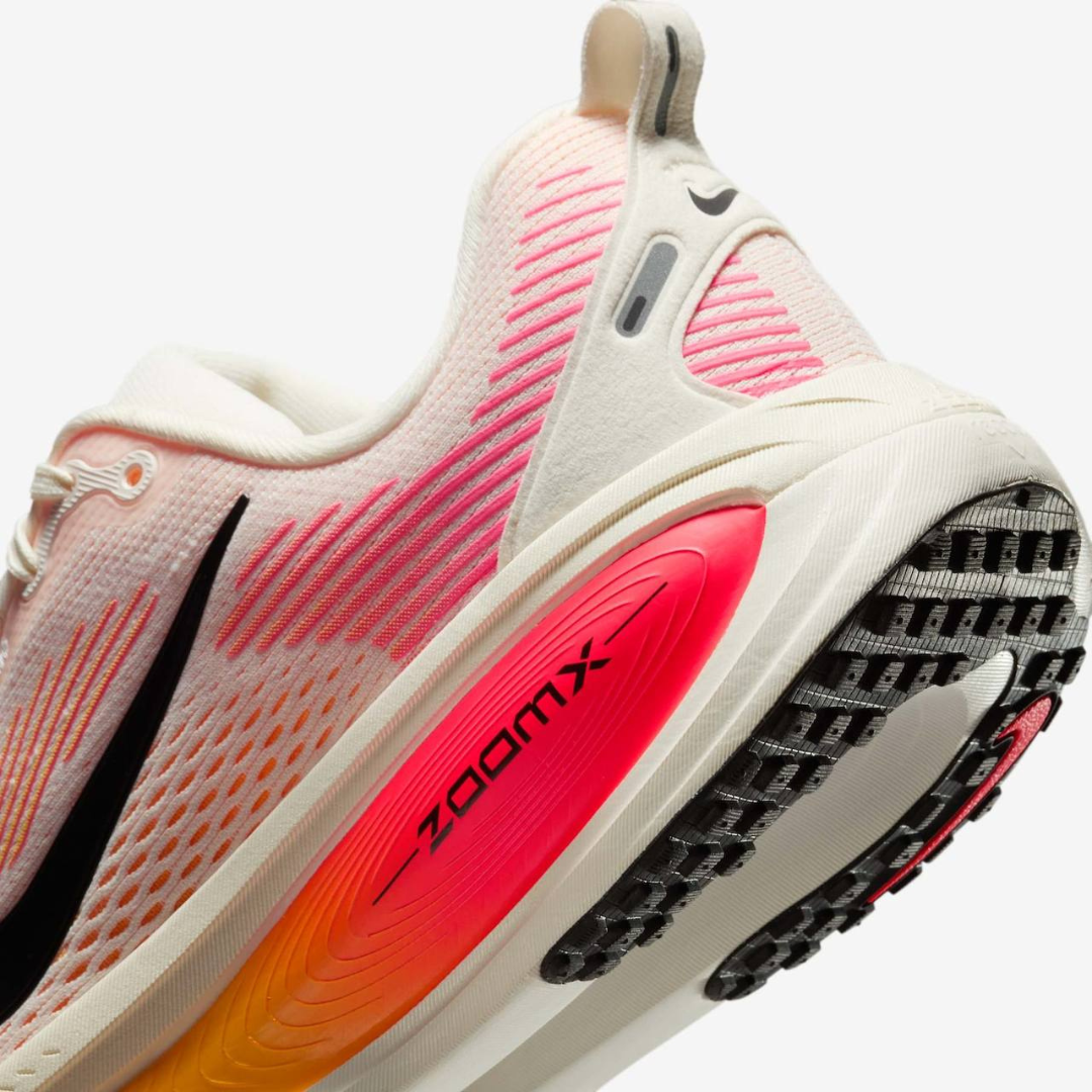 Tênis Nike Vomero 18 - Branco/Laranja