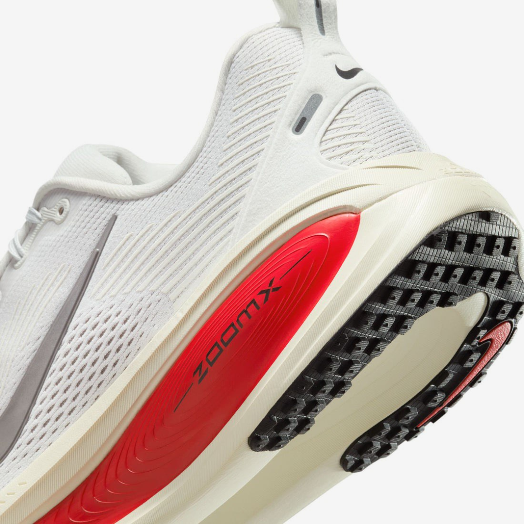 Tênis Nike Vomero 18 - Branco/Vermelho