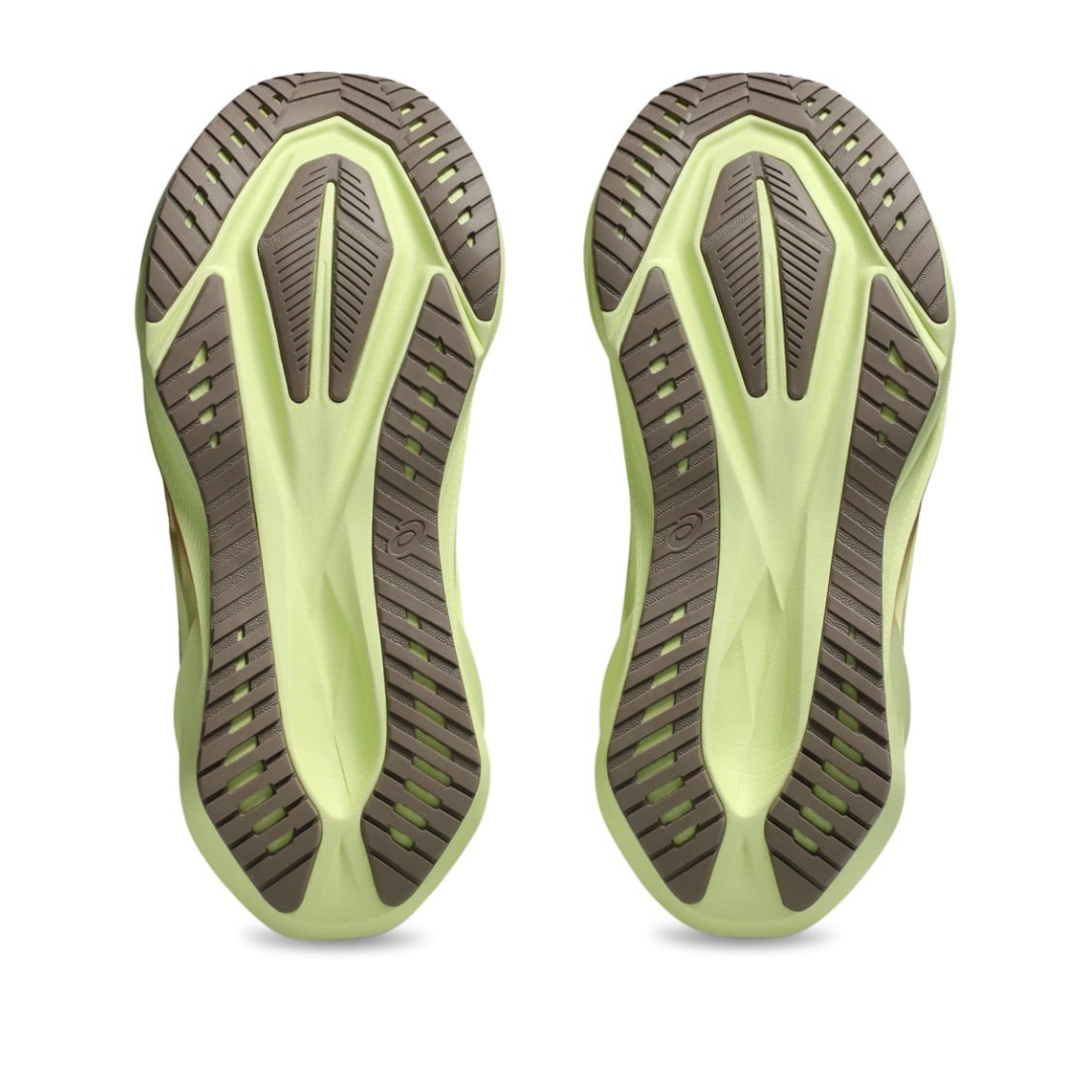 Tênis Asics Novablast 5 - Bege/Marrom