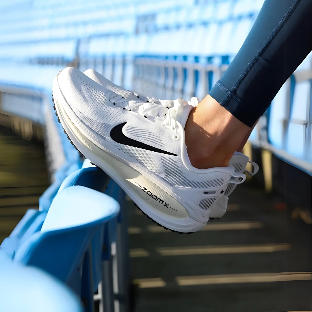 Tênis Nike Vomero 18 - Branco/Bege