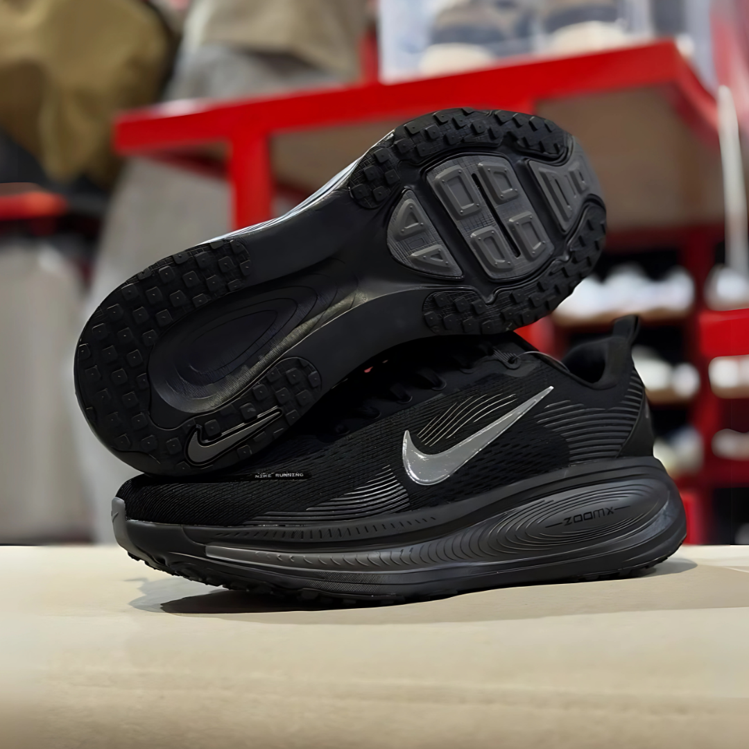 Tênis Nike Vomero 18 - Preto