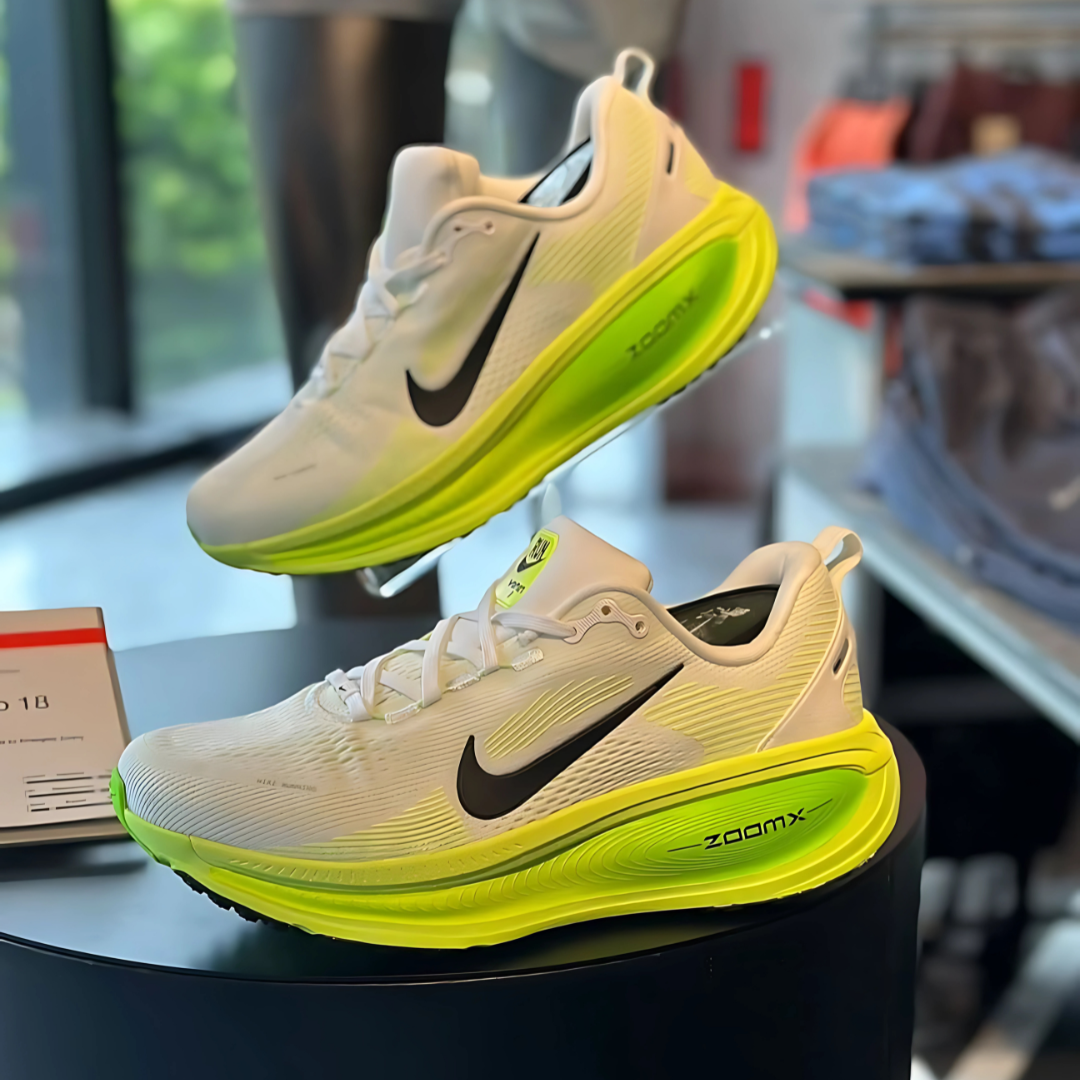Tênis Nike Vomero 18 - Branco/Verde