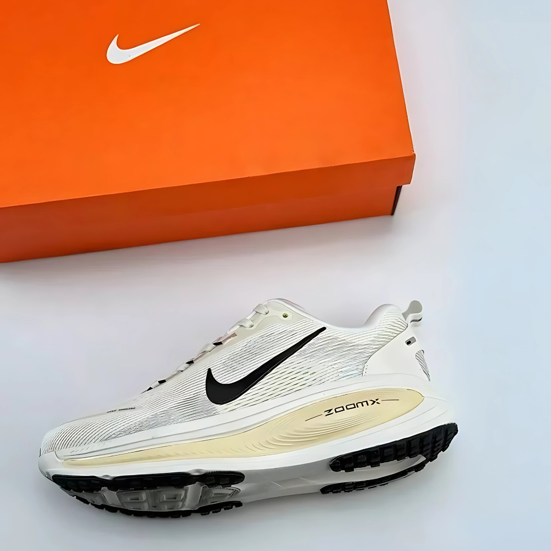 Tênis Nike Vomero 18 - Branco/Bege
