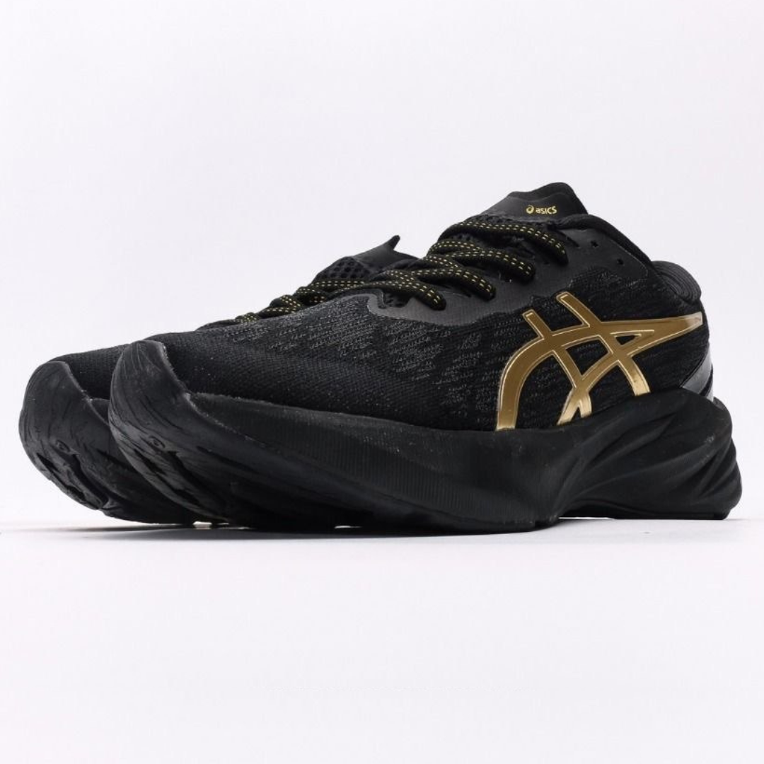 Tênis Asics Novablast 3 Preto/Dourado