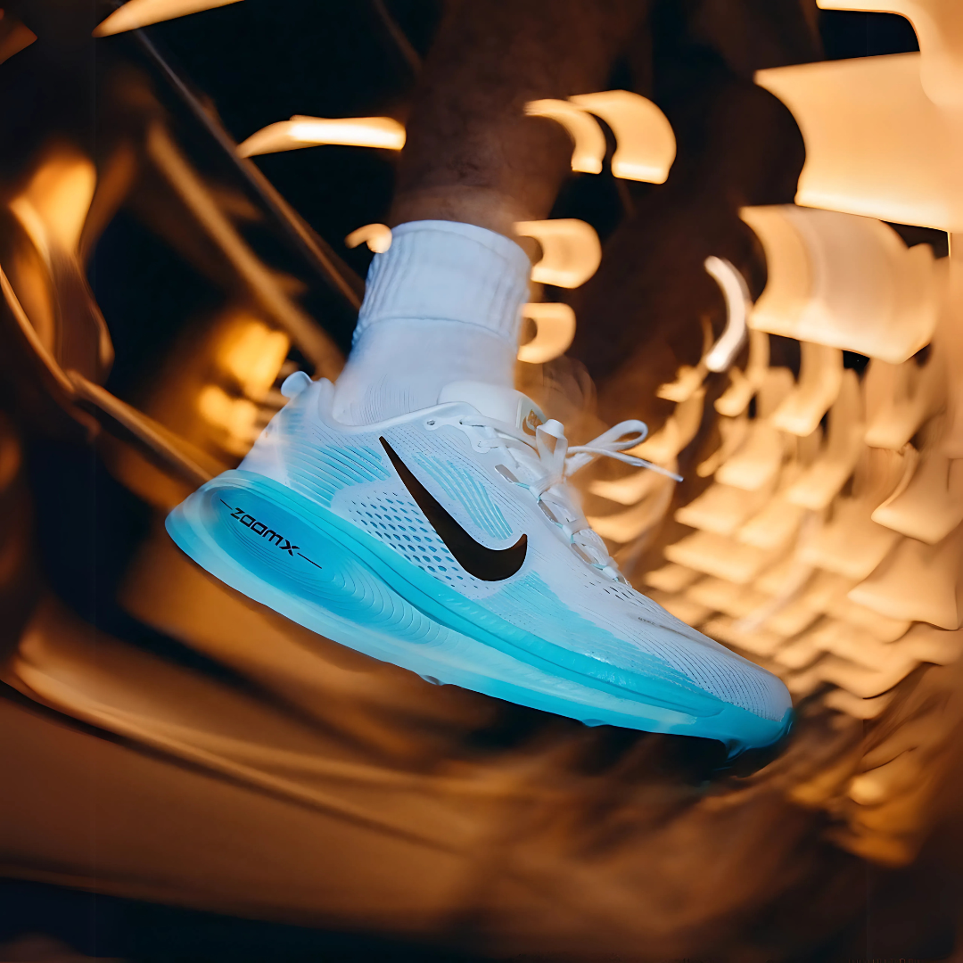 Tênis Nike Vomero 18 - White/Dusty Cactus