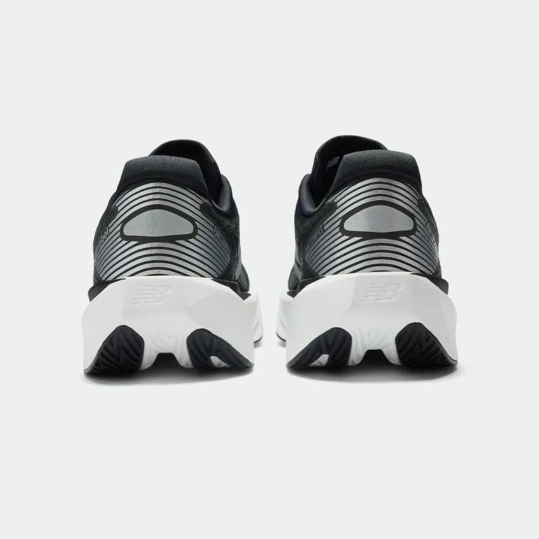 Tênis New Balance Fuelcell Rebel V5 - Preto/Branco