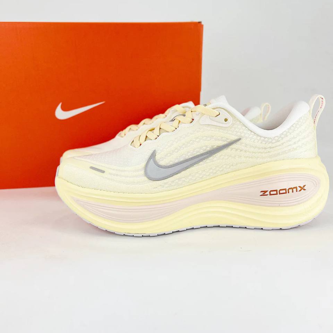 Tênis Nike Vomero Plus - Amarelo Claro/Vermelho