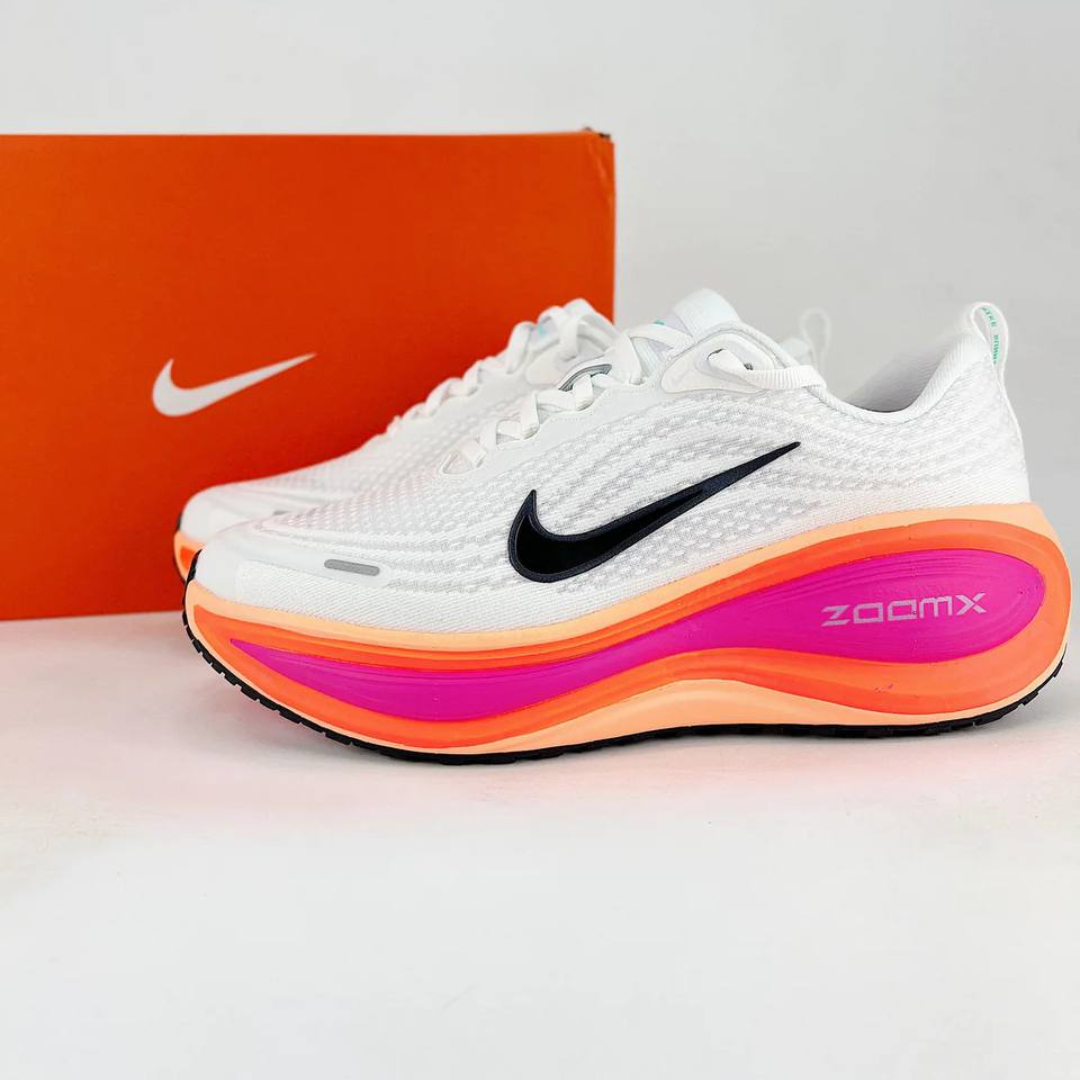 Tênis Nike Vomero Plus - Branco/Laranja/Rosa Fogo