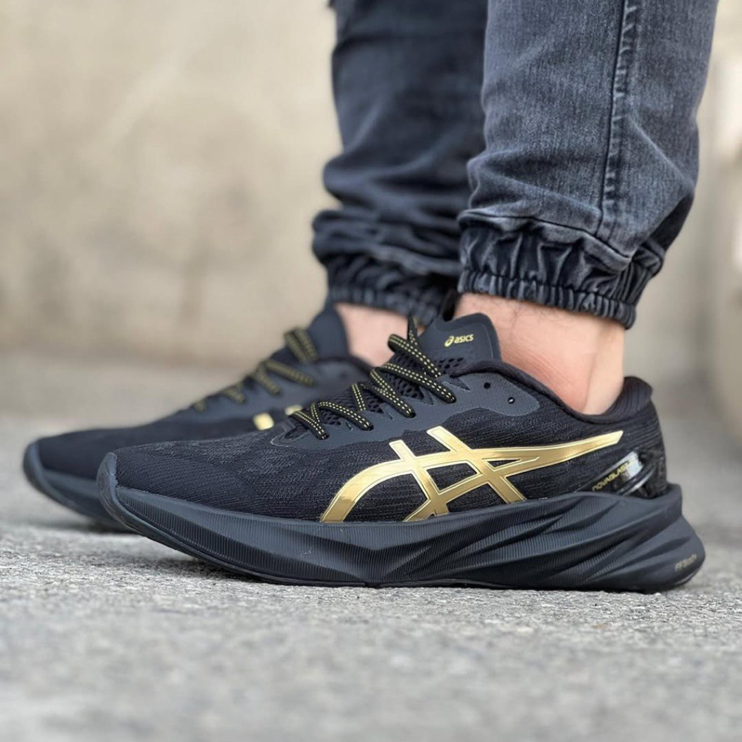 Tênis Asics Novablast 3 Preto/Dourado