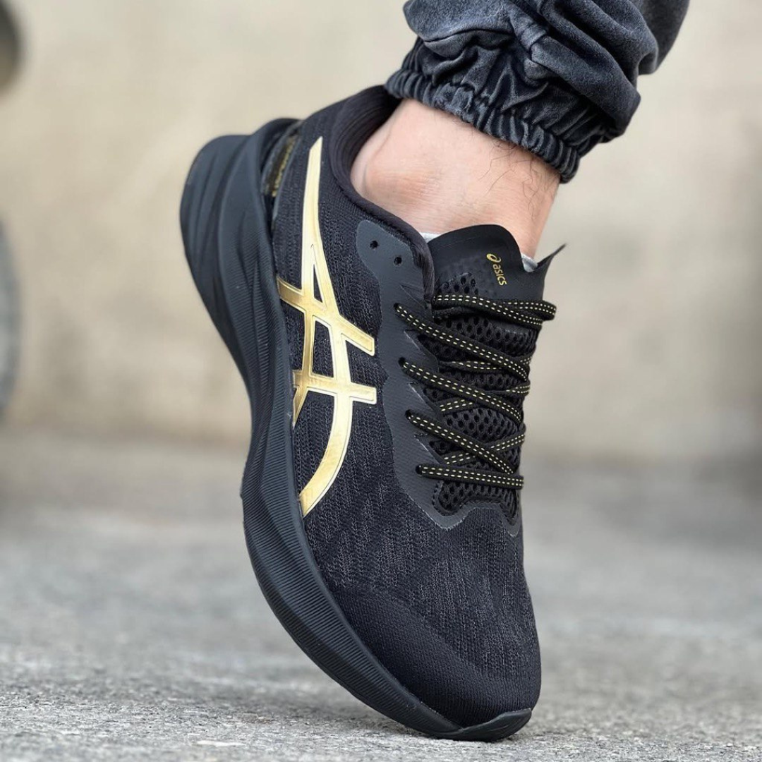 Tênis Asics Novablast 3 Preto/Dourado