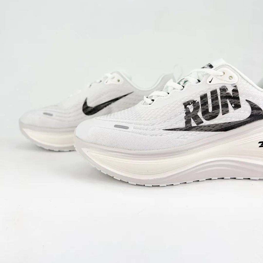 Tênis Nike Vomero Plus Run - Branco/Preto