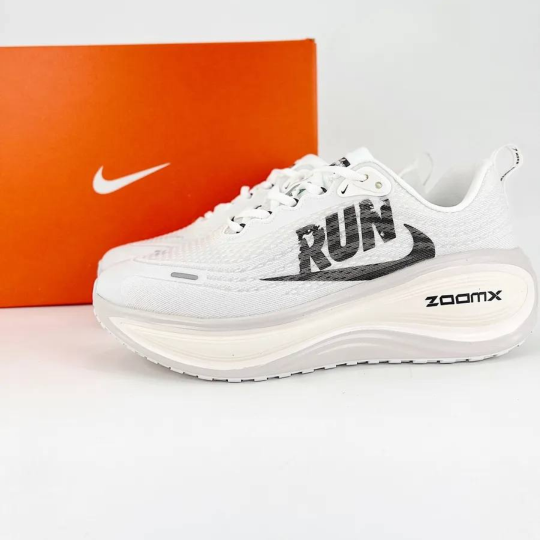 Tênis Nike Vomero Plus Run - Branco/Preto