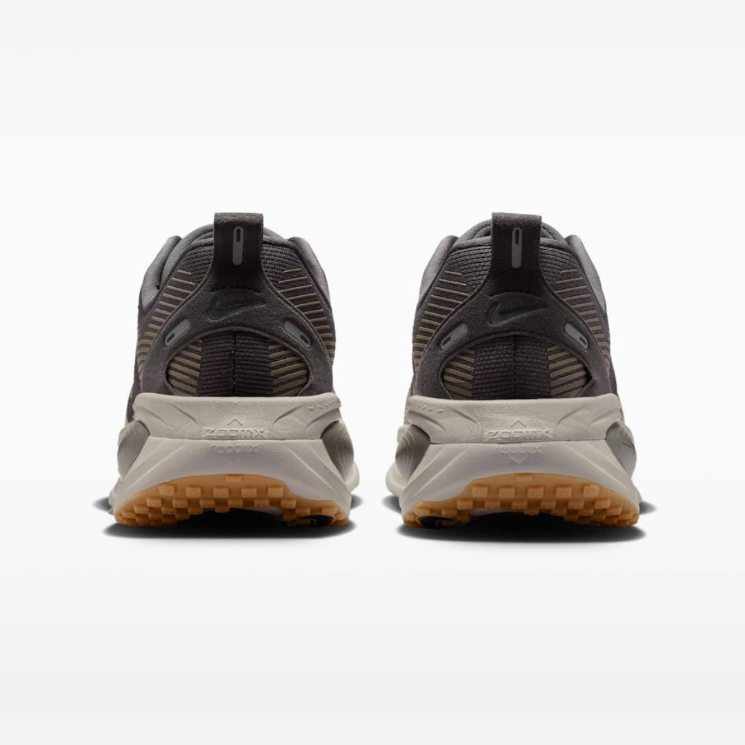 Tênis Nike Vomero 18 - Cinza Escuro/Bege