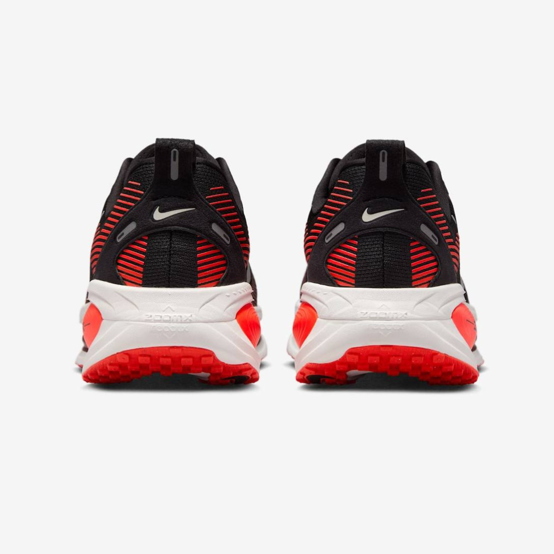 Tênis Nike Vomero 18 - Preto/Vermelho