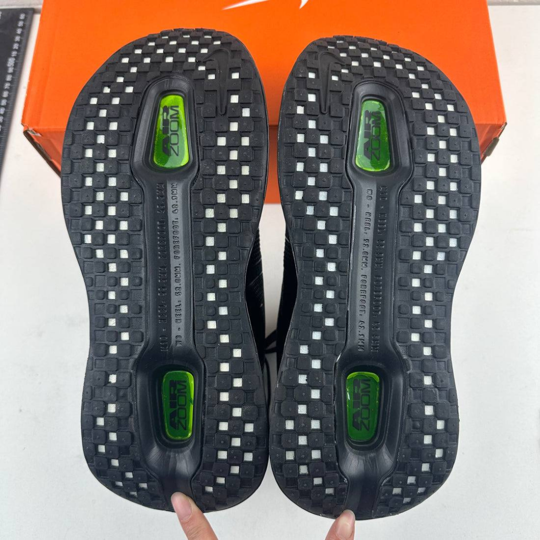 Tênis Nike Vomero Premium - Black Volt