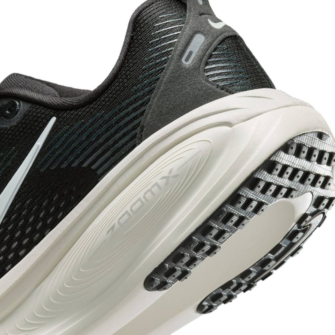 Tênis Nike Vomero 18 - Preto/Branco