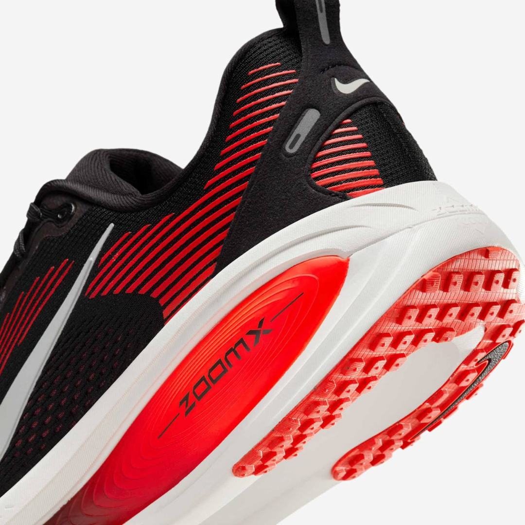 Tênis Nike Vomero 18 - Preto/Vermelho