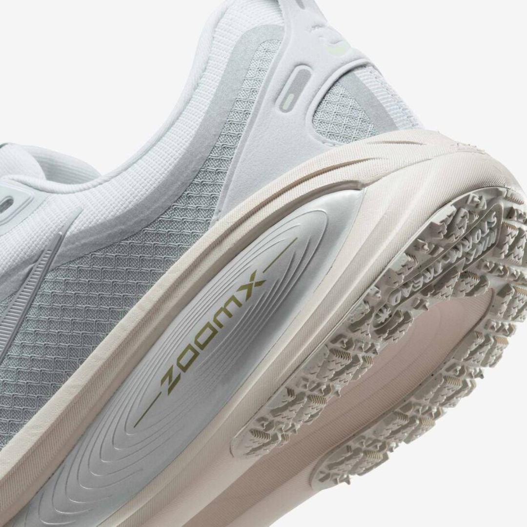 Tênis Nike Vomero 18 GORE-TEX - Cinza Metálico