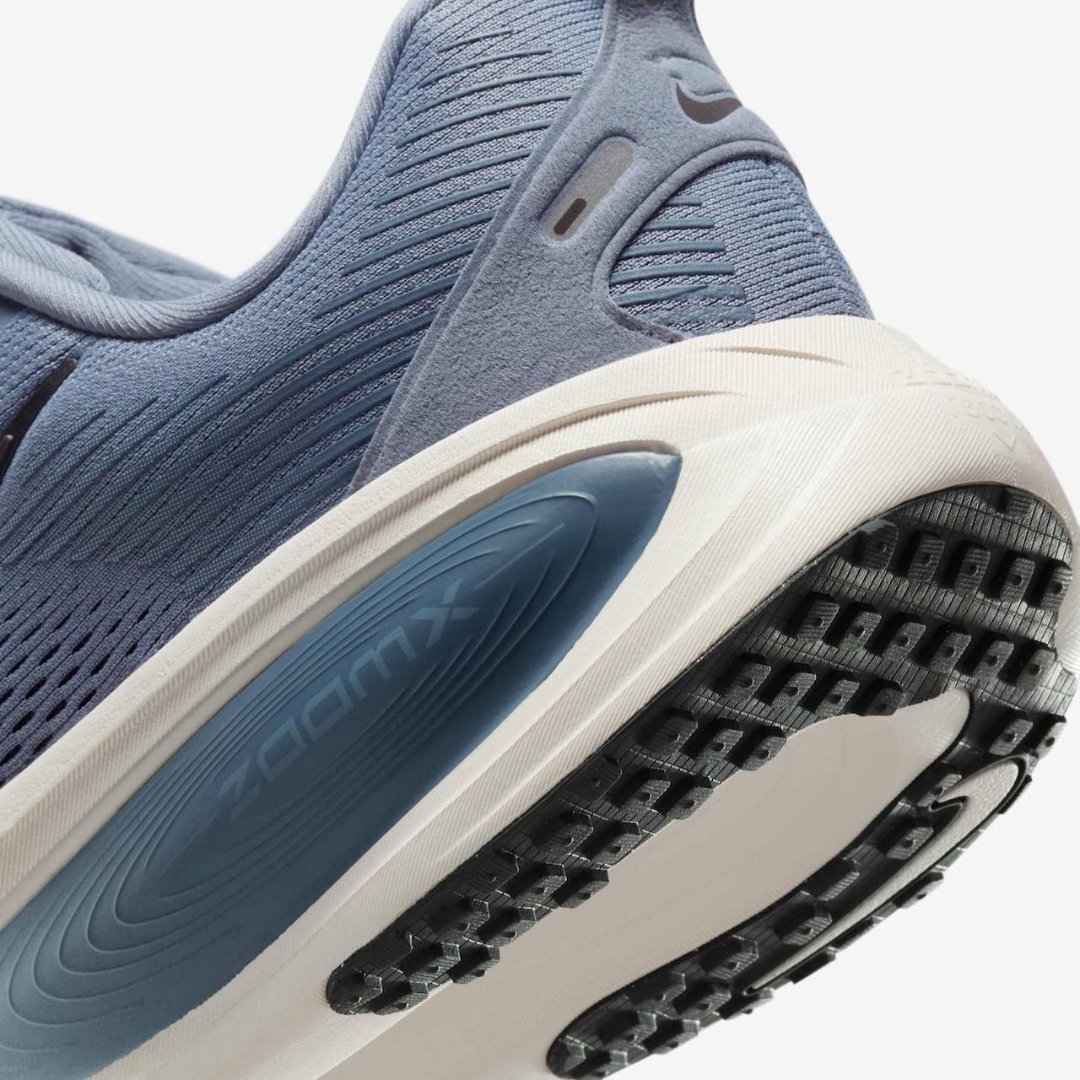 Tênis Nike Vomero 18 - Azul Jeans
