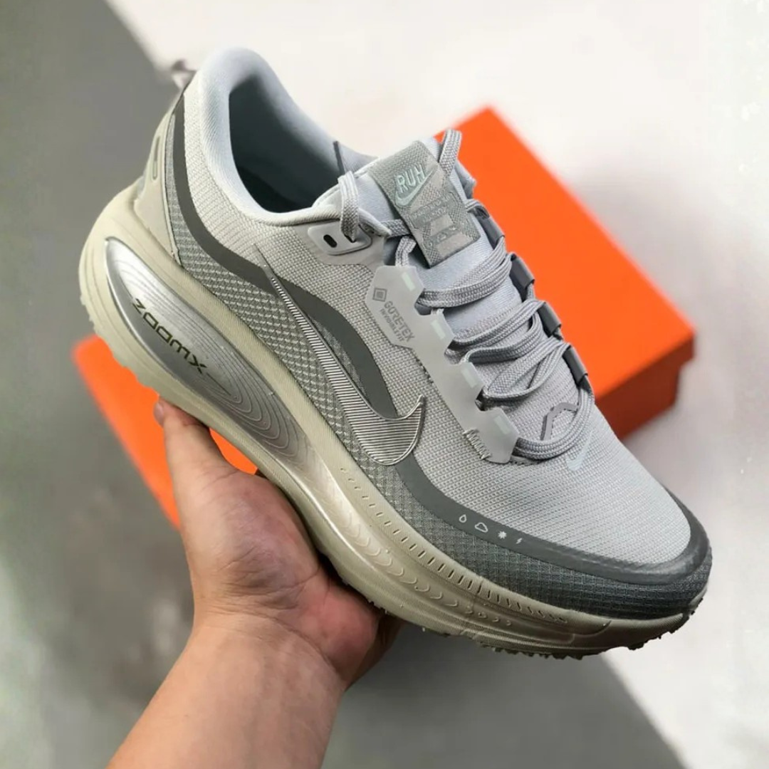 Tênis Nike Vomero 18 GORE-TEX - Cinza Metálico