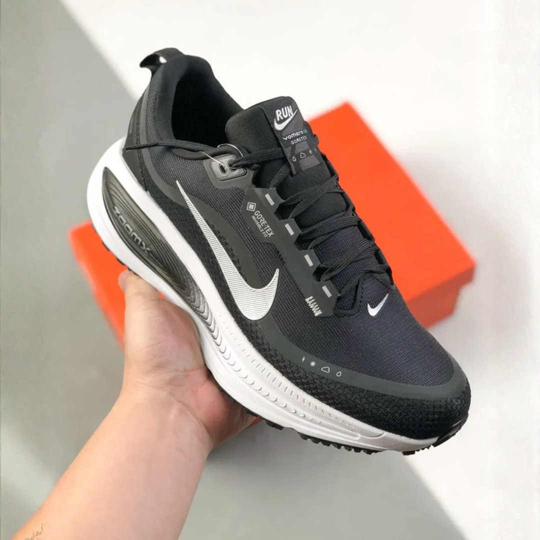 Tênis Nike Vomero 18 GORE-TEX - Preto/Branco