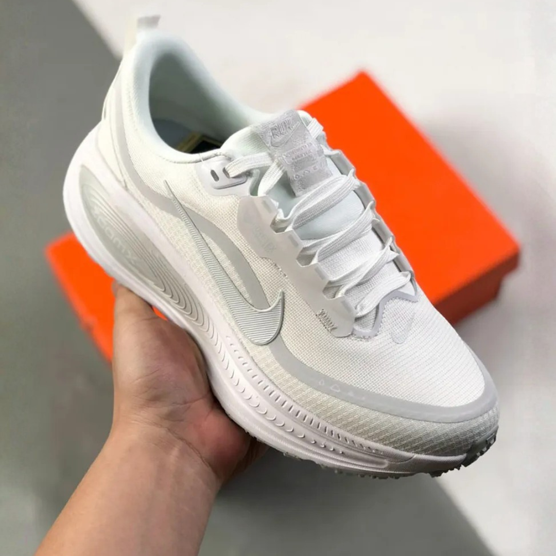 Tênis Nike Vomero 18 GORE-TEX - Branco/Cinza Metálico