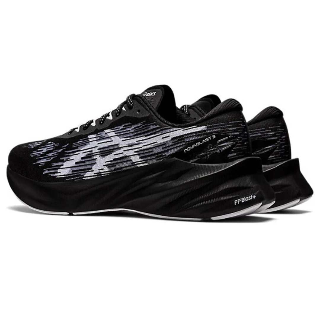 Tênis Asics Novablast 3 Preto e Branco