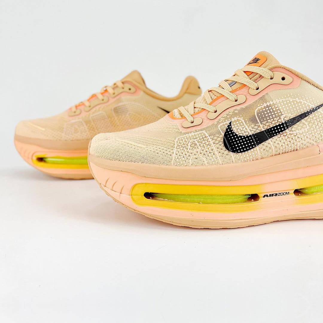 Tênis Nike Vomero Premium - Laranja/Preto