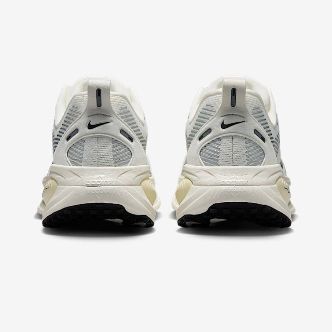 Tênis Nike Vomero 18 - Branco/Bege
