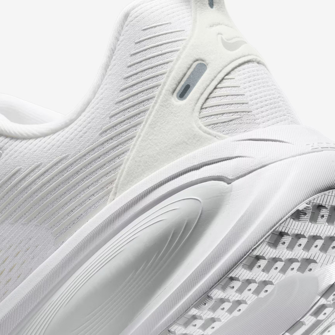 Tênis Nike Vomero 18 - Branco