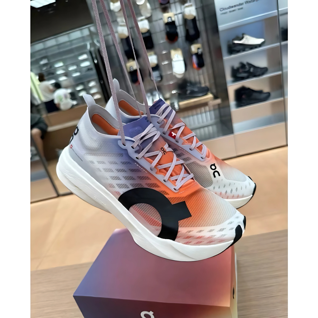 Tênis On Running Cloudboom Strike - White/Flame