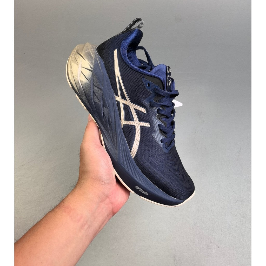Tênis Asics Novablast™ 4 Platinum Azul Marinho Dourado