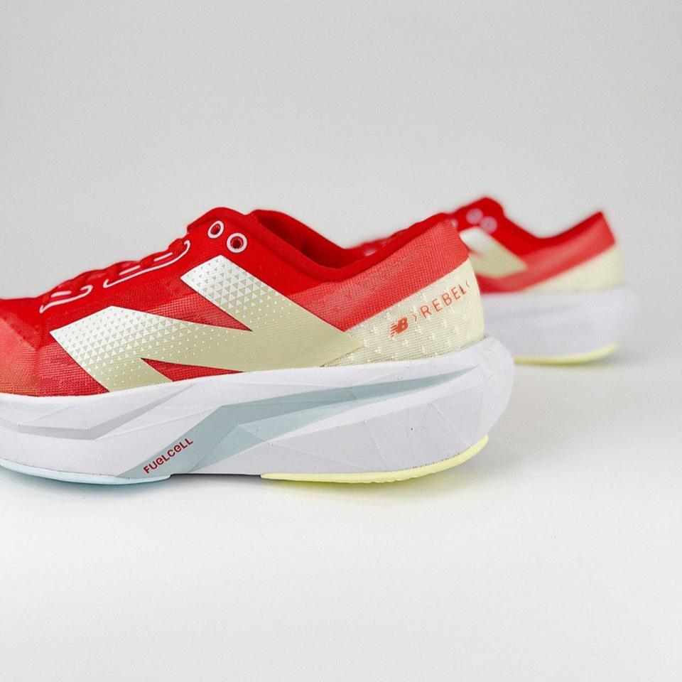 Tênis New Balance FuelCell Rebel V4 - Red/Gold