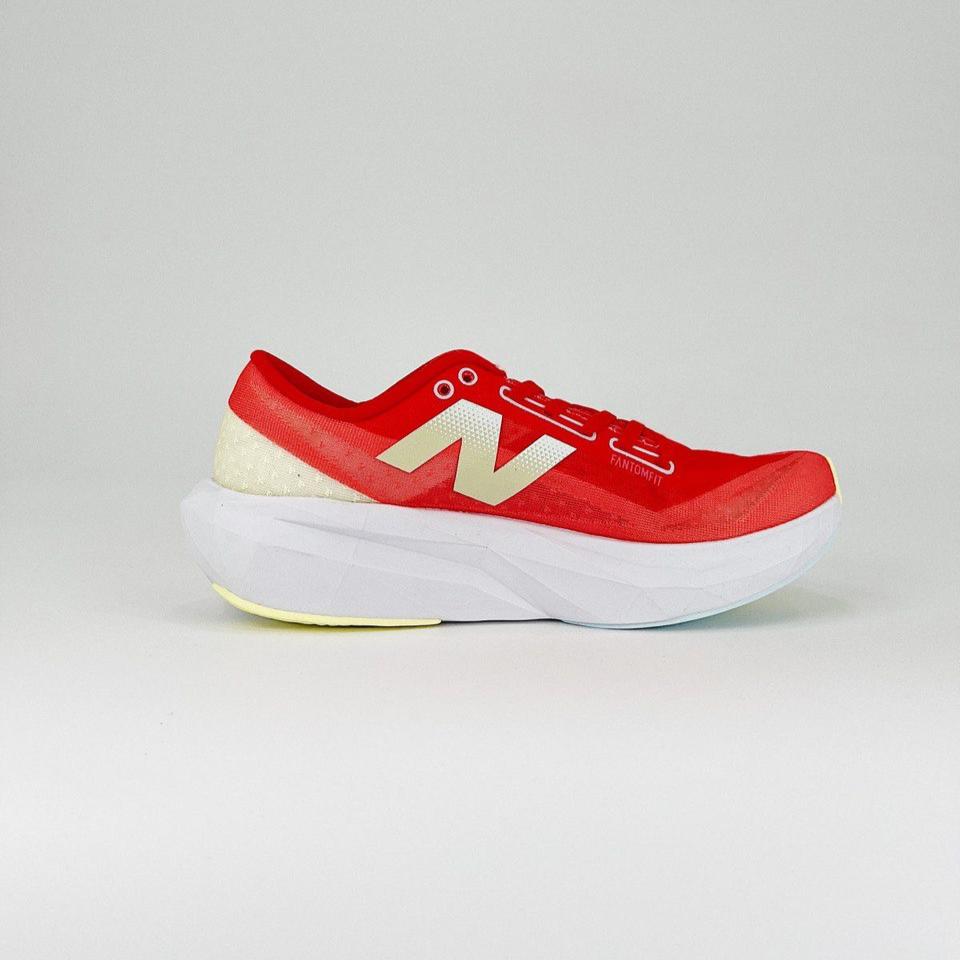 Tênis New Balance FuelCell Rebel V4 - Red/Gold