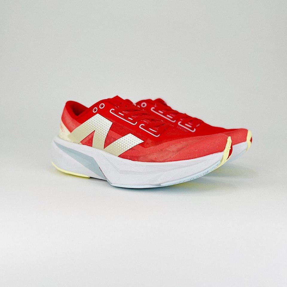 Tênis New Balance FuelCell Rebel V4 - Red/Gold