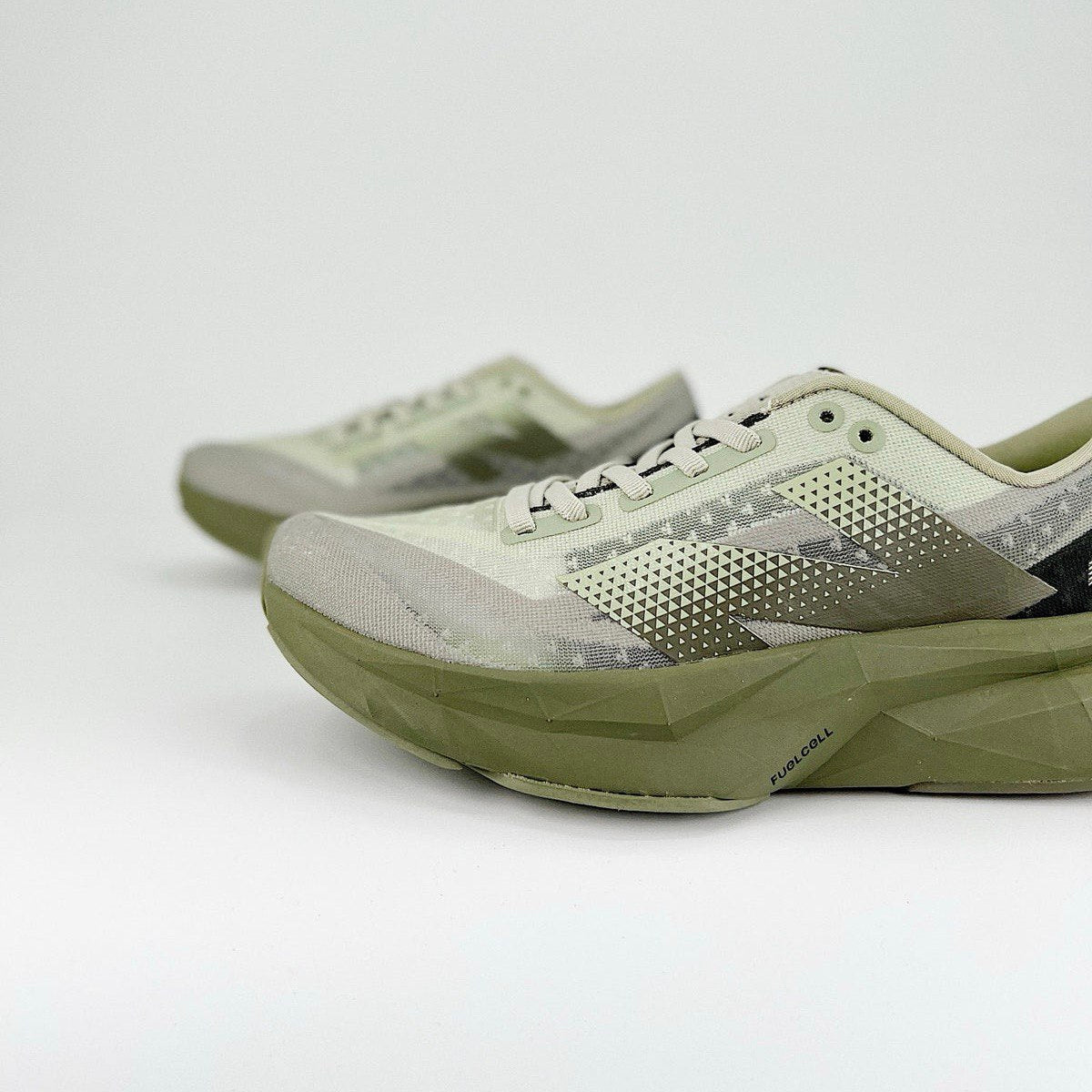 Tênis New Balance FuelCell Rebel V4 - Verde militar