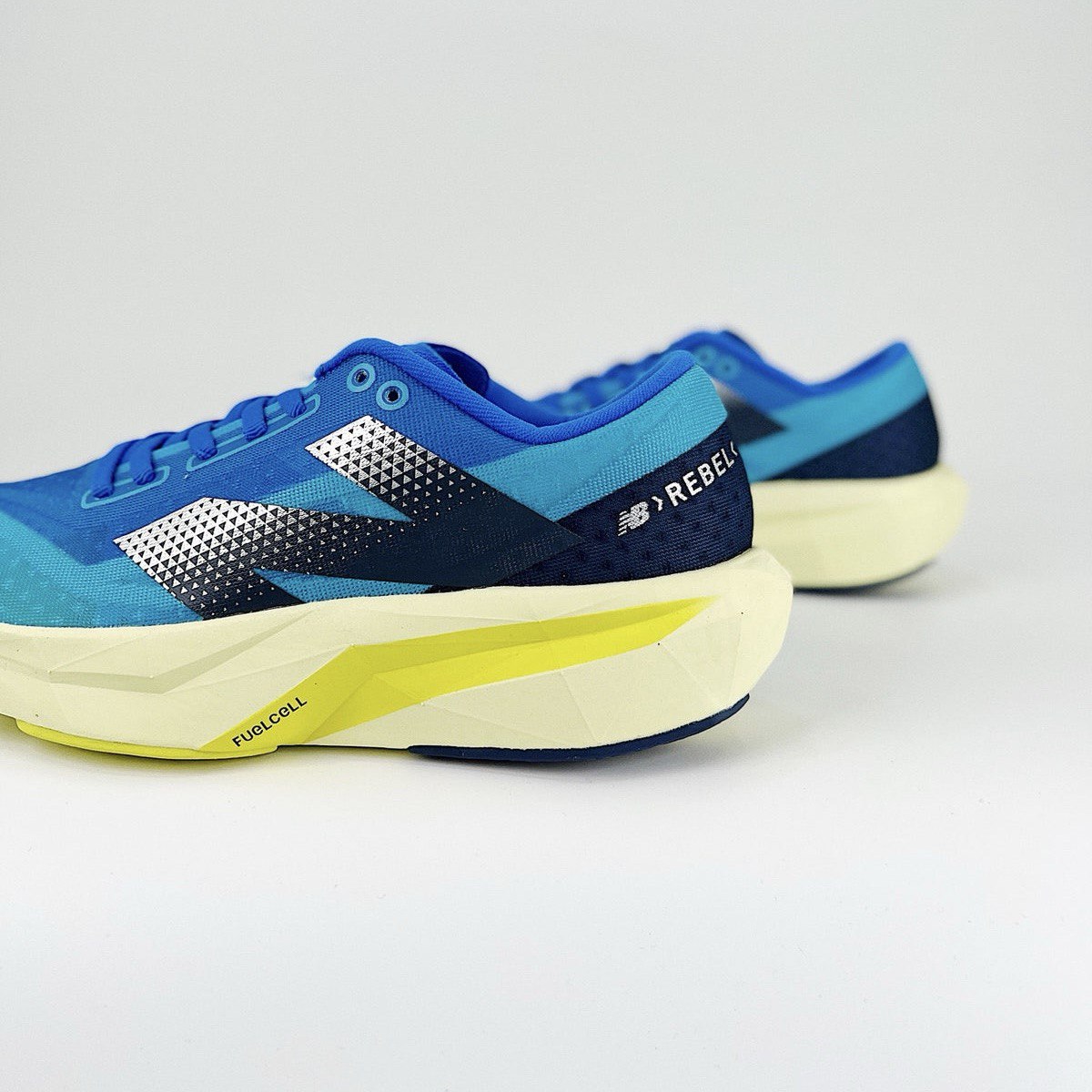 Tênis New Balance FuelCell Rebel V4 - Azul-Collor