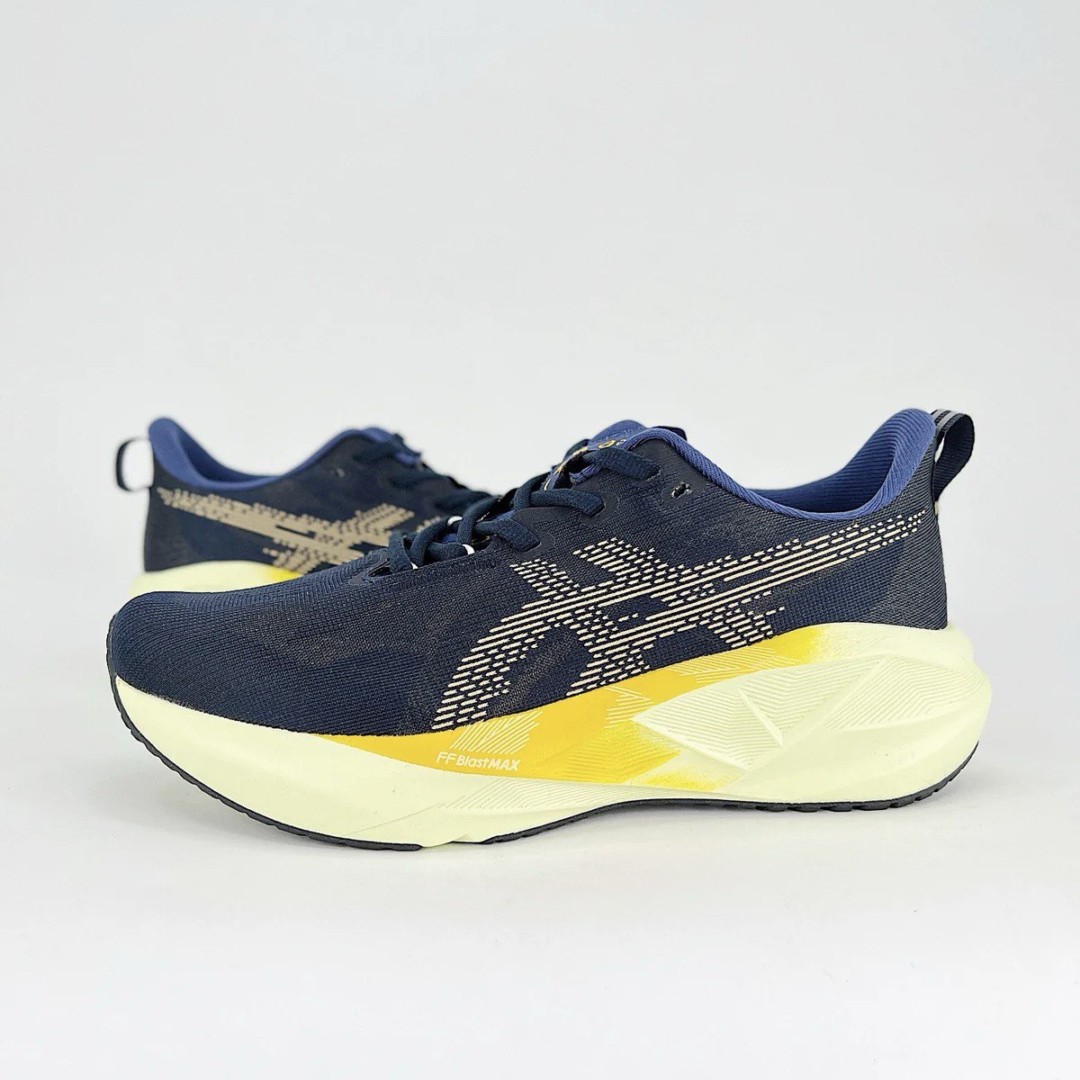 Tênis Asics Novablast 5 - Azul Marinho com Verde e Laranja