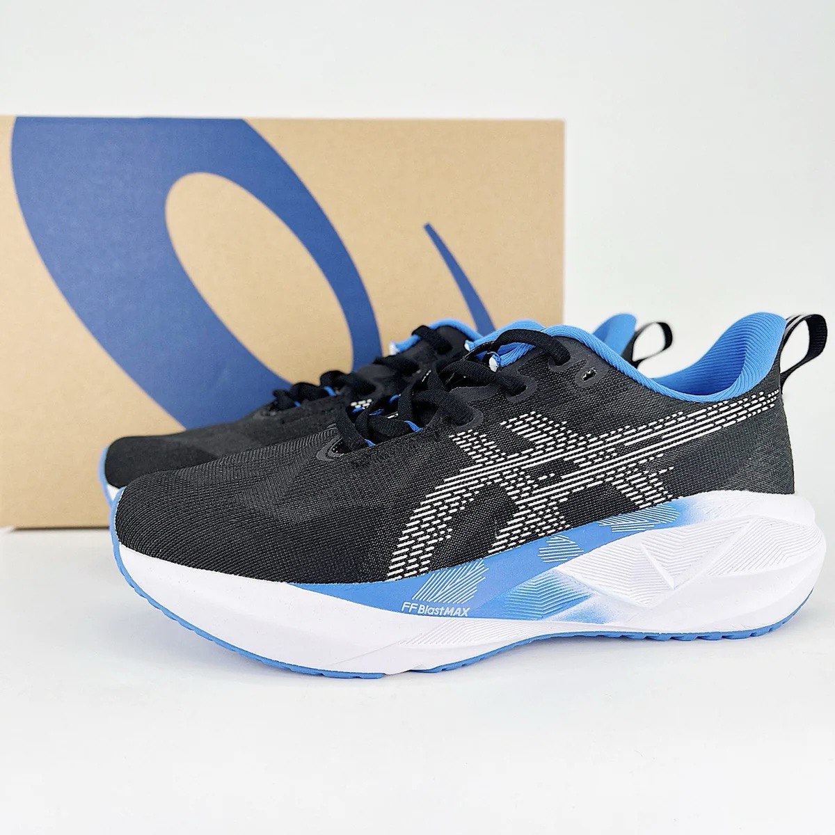 Tênis Asics Novablast 5 - Preto com Azul