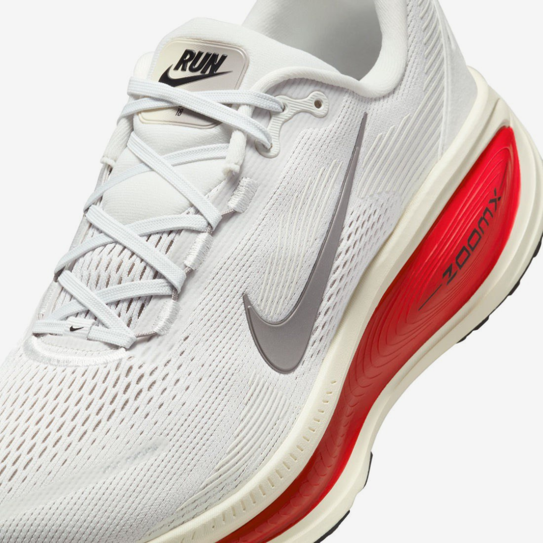 Tênis Nike Vomero 18 - Branco/Vermelho