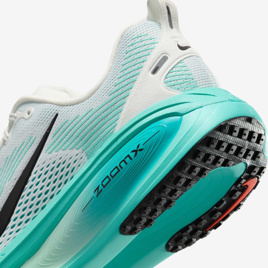 Tênis Nike Vomero 18 - White/Dusty Cactus