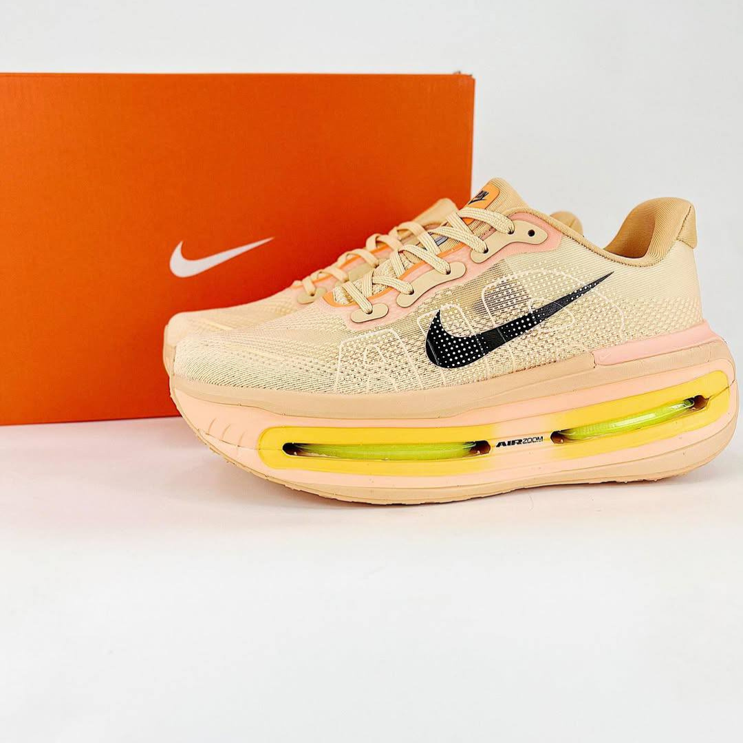 Tênis Nike Vomero Premium - Laranja/Preto