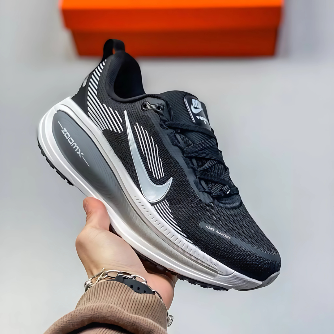 Tênis Nike Vomero 18 - Preto/Branco/Cinza