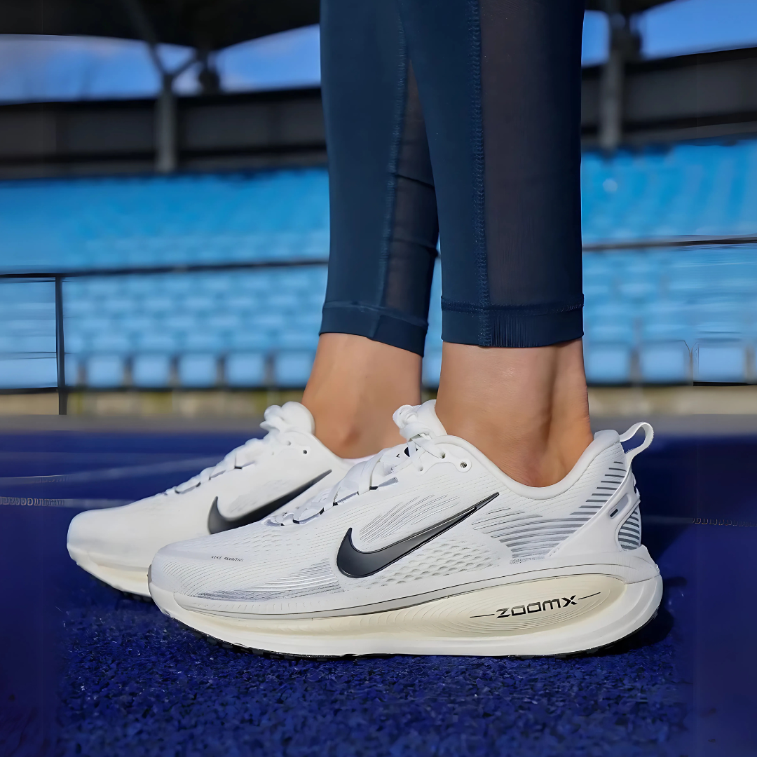 Tênis Nike Vomero 18 - Branco/Bege