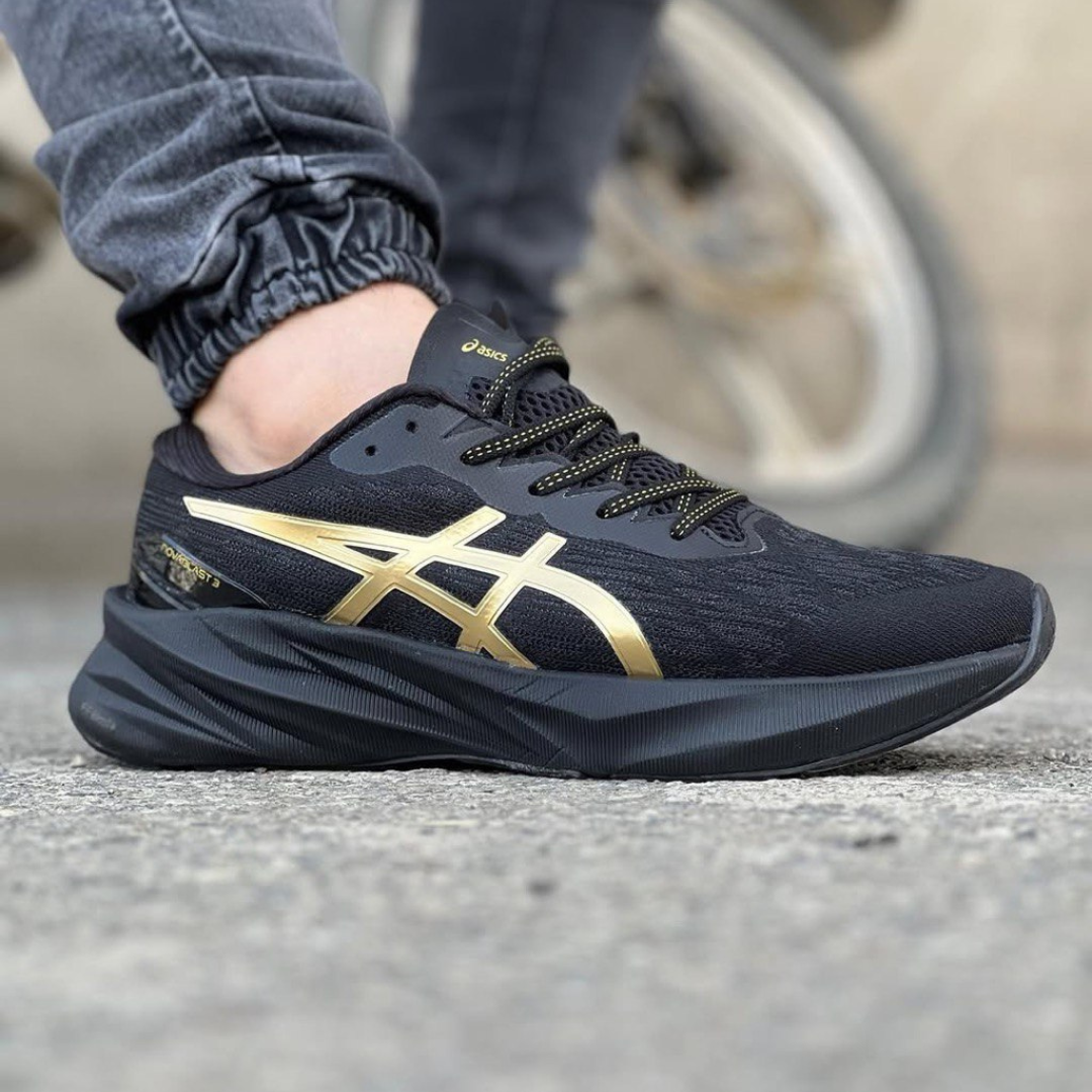 Tênis Asics Novablast 3 Preto/Dourado