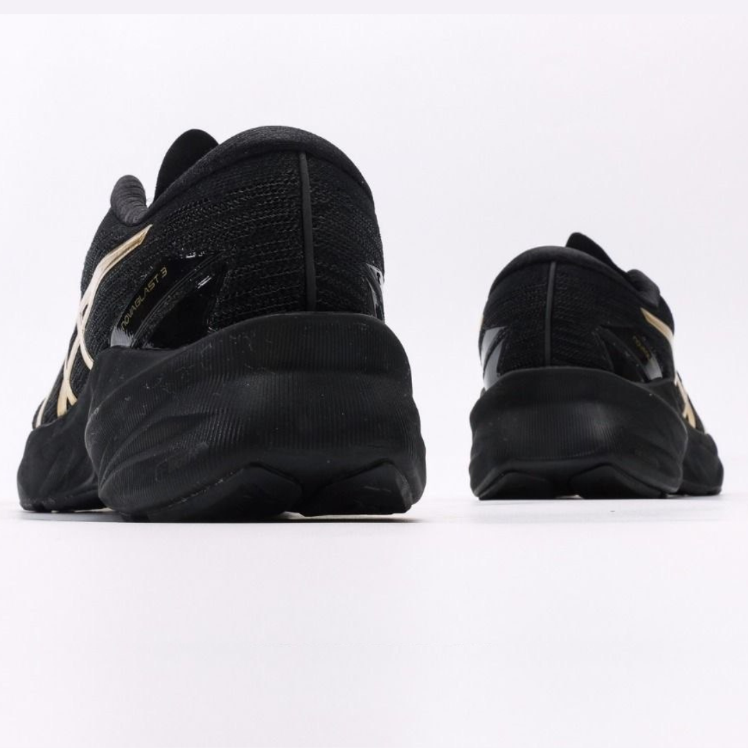 Tênis Asics Novablast 3 Preto/Dourado