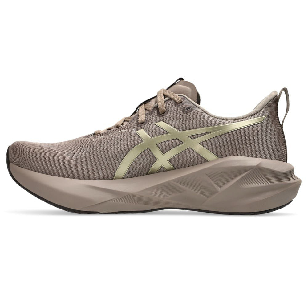 Tênis Asics Novablast 5 Luxe - Dourado/Marrom