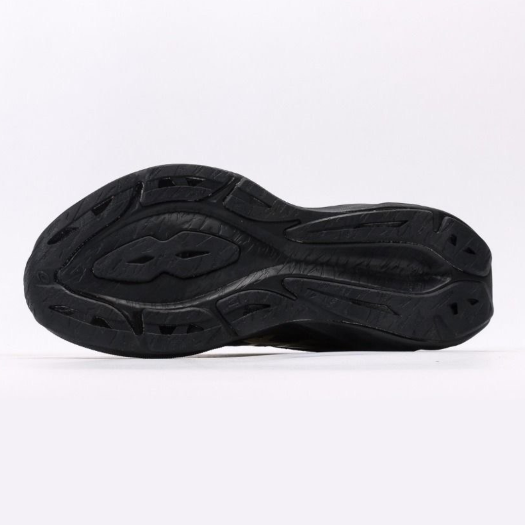 Tênis Asics Novablast 3 Preto/Dourado